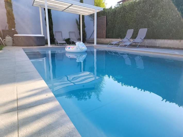 Chambre d’hôte pour 4 personnes, avec Jacuzzi et Terrasse ainsi que Jardin et Piscine