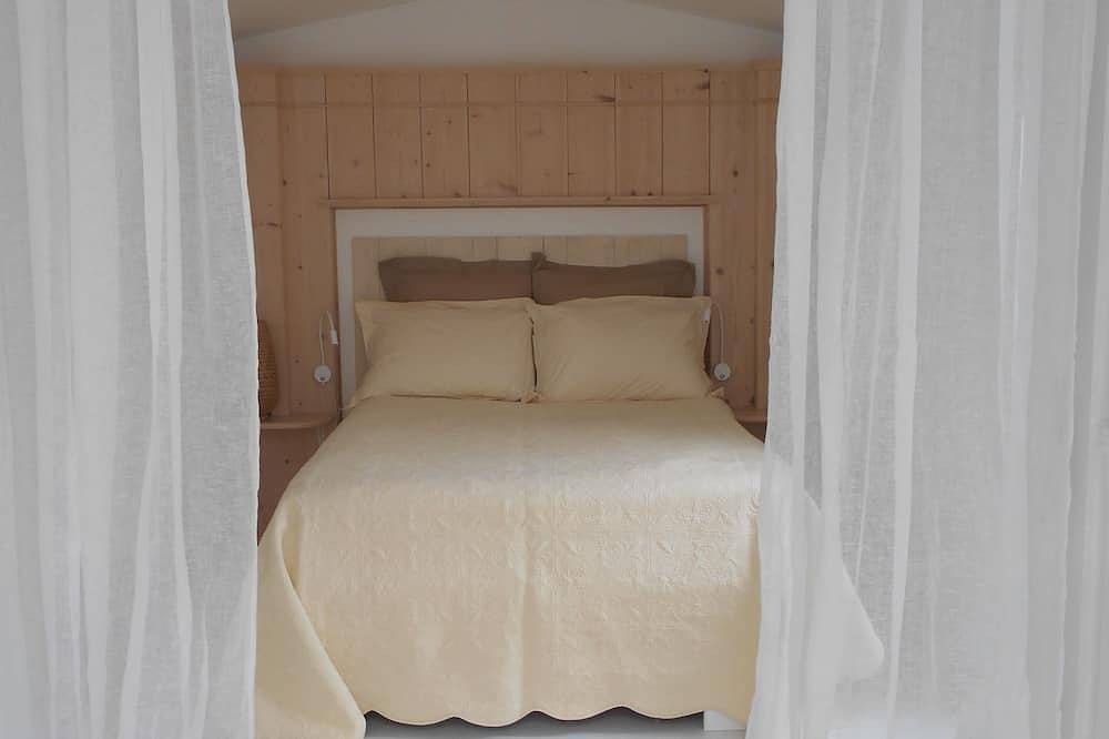 Suite cabanes & Roulottes - A stay in the heart of the vegetable garden, breakfast included. in Arlanc, Regionaler Naturpark Livradois-Forez