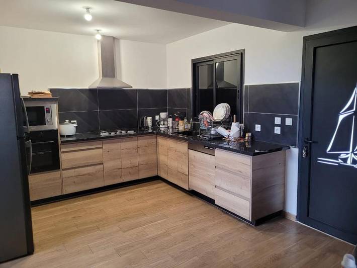 Location de vacances pour 10 personnes, avec terrasse ainsi que vue et piscine à L'Étang-Salé - 2