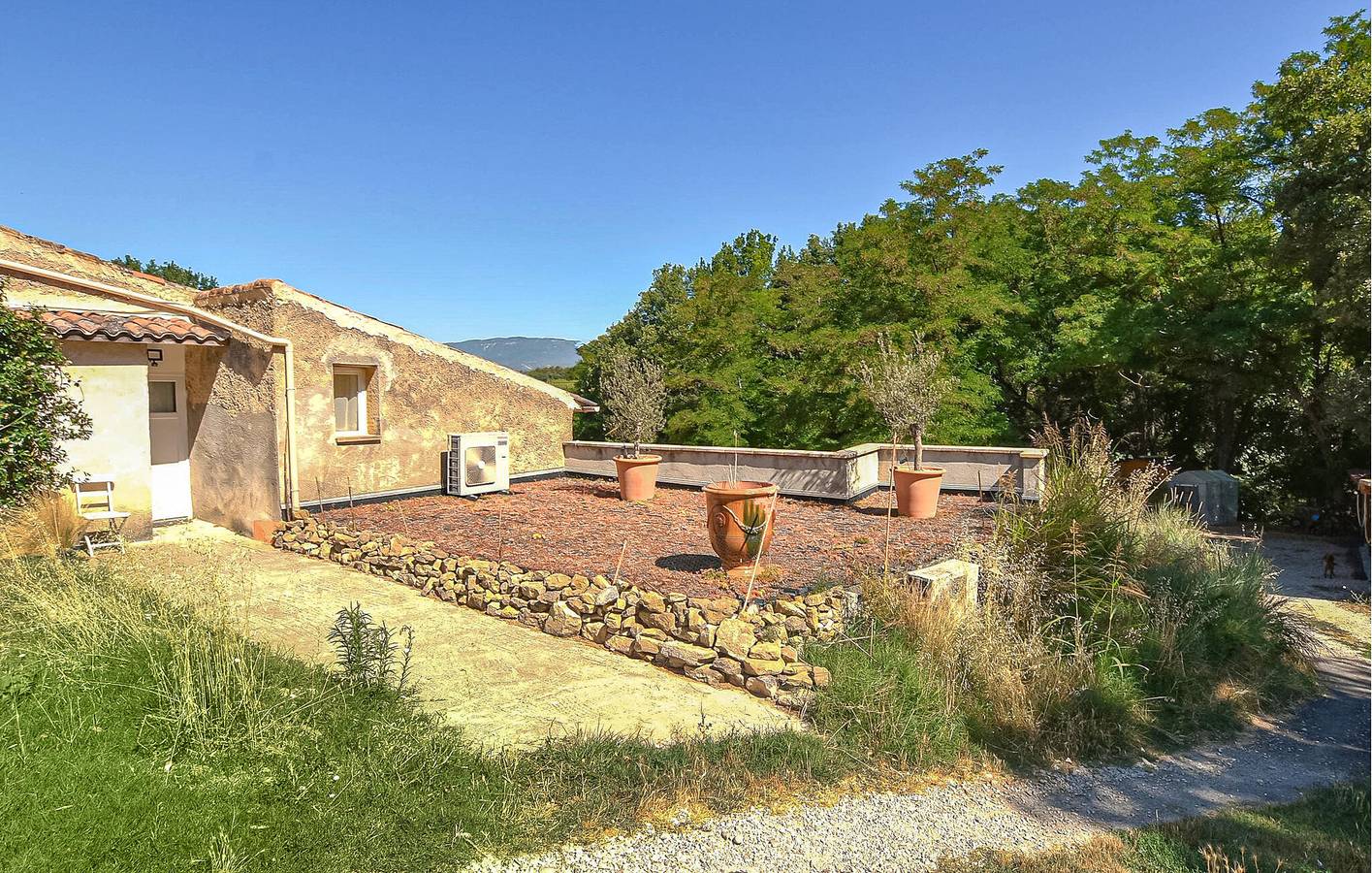 Alquiler de vacaciones con vistas a la montaña, piscina y WiFi in La Tour-d'Aigues, Parque natural regional del Luberon