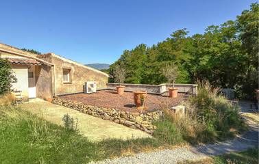 Gîte pour 4 personnes, avec jardin ainsi que piscine et terrasse, animaux acceptés à La Tour-d'Aigues