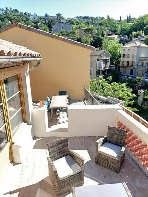 Gîte pour 8 personnes, avec terrasse et vue dans Largentière - 3