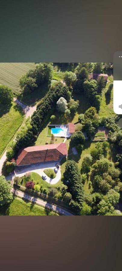 Location de vacances pour 4 personnes, avec Terrasse ainsi que Jardin et Piscine à Villemotier