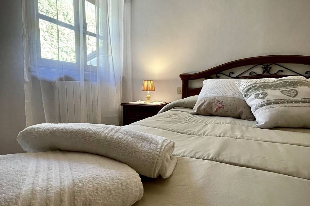 Villa with wonderful private pool and garden for up to 12 people in Camaiore, Costa de la Maremma