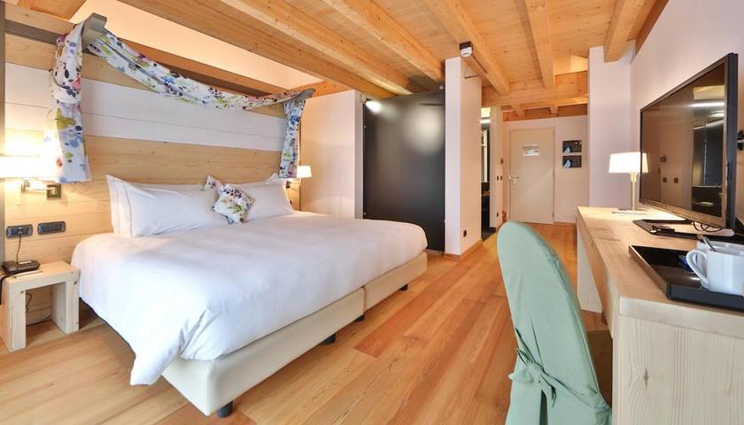 Hôtel pour 3 personnes, avec terrasse ainsi que sauna et piscine, animaux acceptés