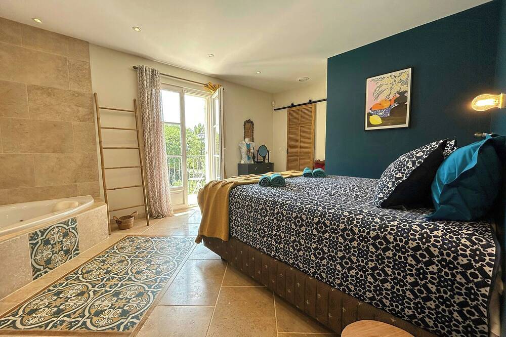 Moderne Bastide am Rande des provenzalischen Waldes in Le Tignet, Mittelmeerküste (Frankreich)