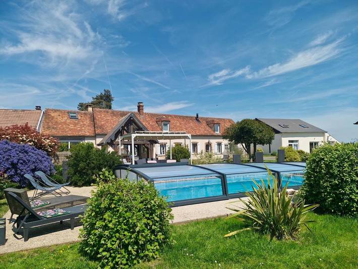 Chambre d’hôte pour 12 personnes, avec Jacuzzi et Terrasse ainsi que Jardin et Piscine dans Eure-et-Loir