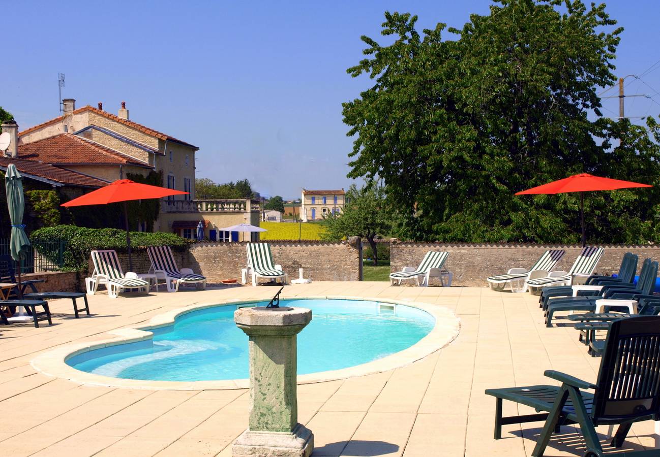 Le Manoir de La Foye - Le Gite du Portail in Vinax, Région de Saint-Jean-d'Angély