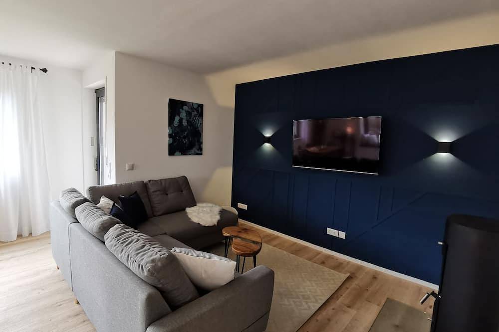 Ganze Wohnung, Einzigartige und moderne Ferienwohnung mit Designbad und Terrasse in Petting, Rupertiwinkel