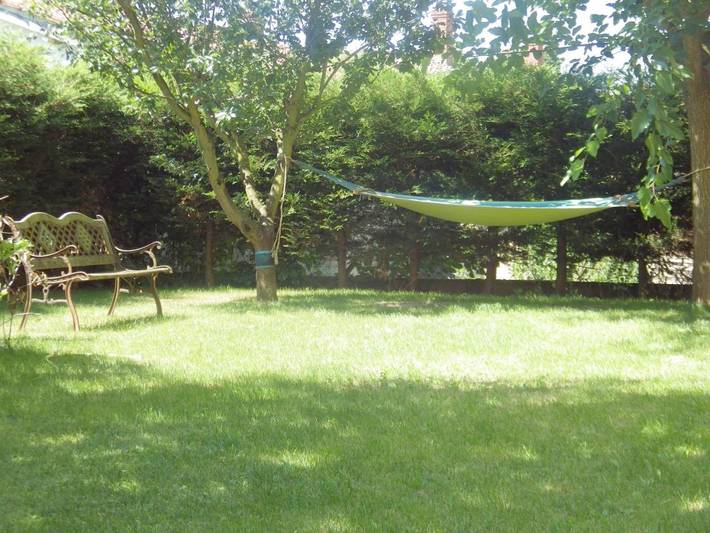 Location de vacances pour 2 personnes, avec Terrasse et Jardin ainsi que Piscine et Vue à Ars-sur-Formans