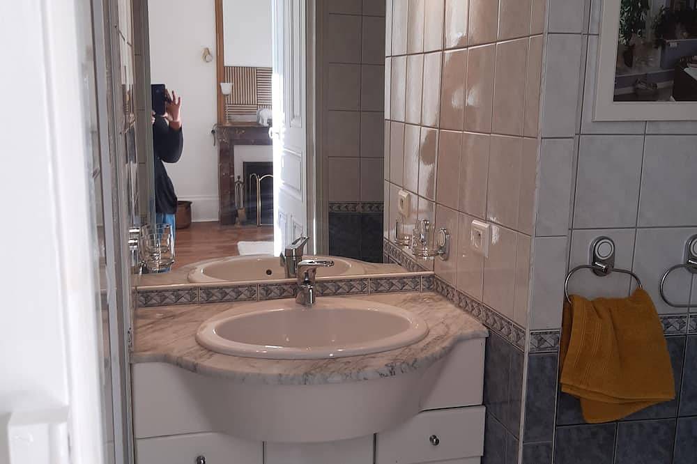 Appartement entier, La Colombe au Château 4 couchages (Promotion exceptionnelle mois d’août) in Ocquerre, Seine-et-Marne