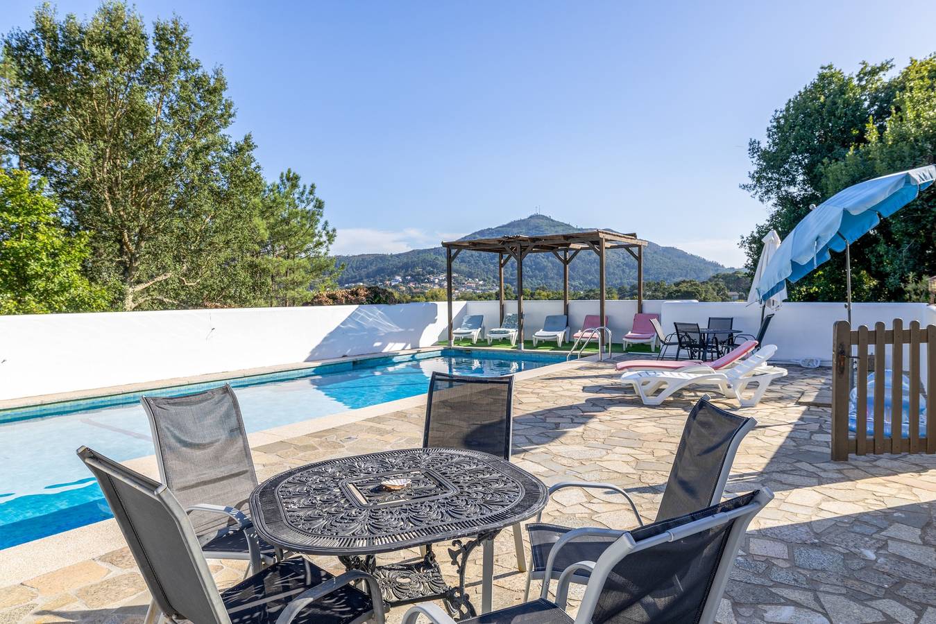 Maison de vacances 'Mino Lodge' avec vue sur les montagnes, piscine partagée et Wi-Fi in O Rosal, Province de Pontevedra