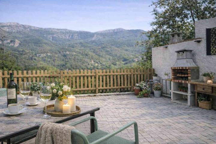 Casa rurale 'El Carbayu, vasca idromassaggio e vista montagna' con terrazza e Wi-Fi in Proaza, Montagne Cantabriche