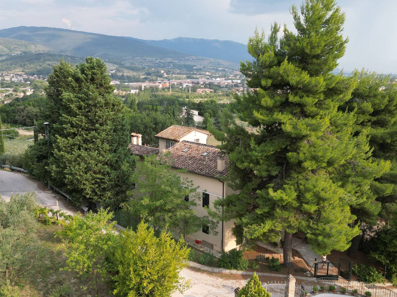 Appartamento intero, Appartamento vista montagna con parcheggio e terrazza - Foligno 2km in Foligno, Perugia e dintorni