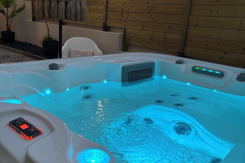 Lhanoï Maison en Pierre Entièrement Rénovée Avec Jacuzzi in Port-en-Bessin-Huppain, Bayeux region