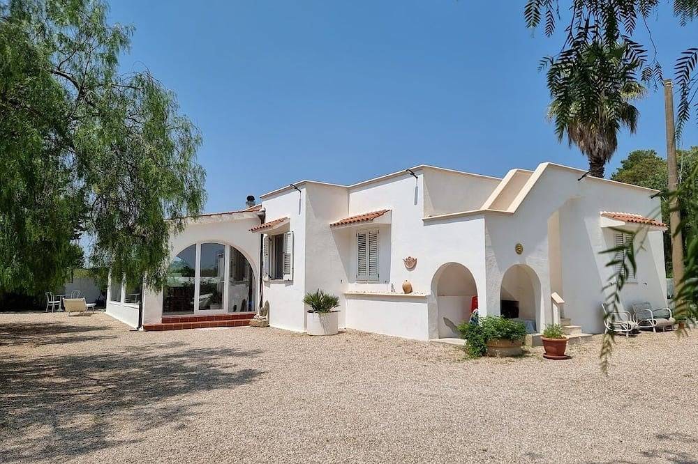 Discover this elegant villa, with privat pool, nestled in Mediterrenean Salento in Lido Marini, Golfe de Tarente