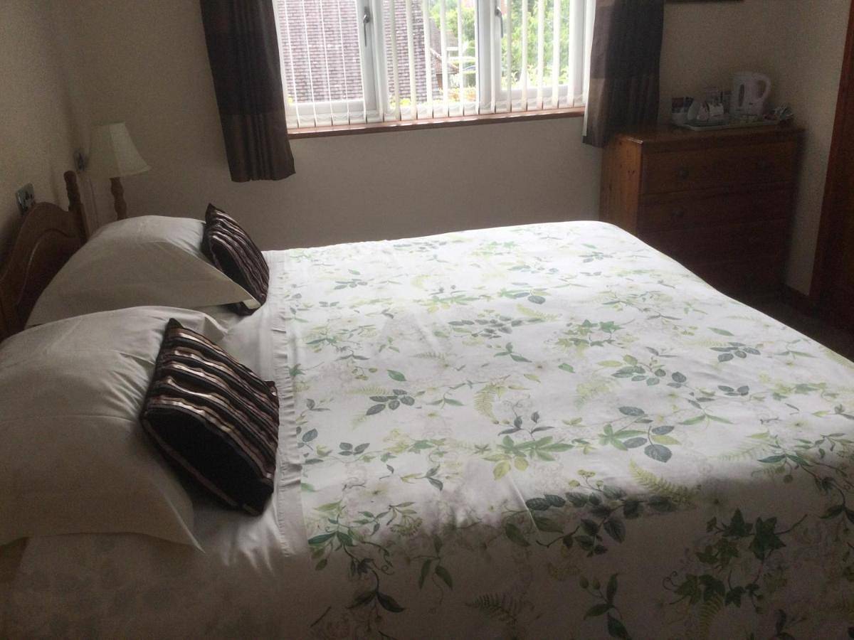 Albertine ,A warm welcome awaits you ,Offering en-suite room only accommodation,Ideal location for Solent Way ,High Street ,Isle of Wight ,New Forest in Lymington, Hampshire