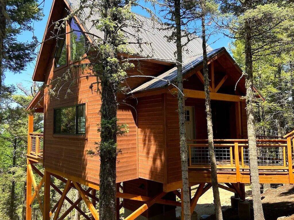 Treehouse Bed & Breakfast with stunning mountain views in Angel Fire, Colfax County