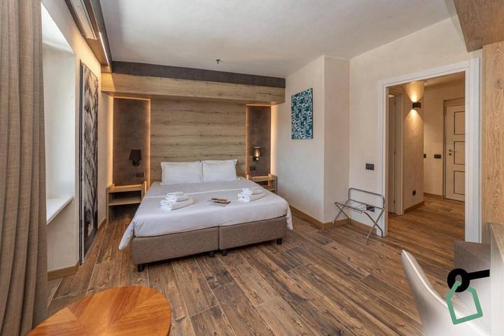 Hôtel pour 3 personnes, avec piscine et jacuzzi ainsi que sauna et terrasse