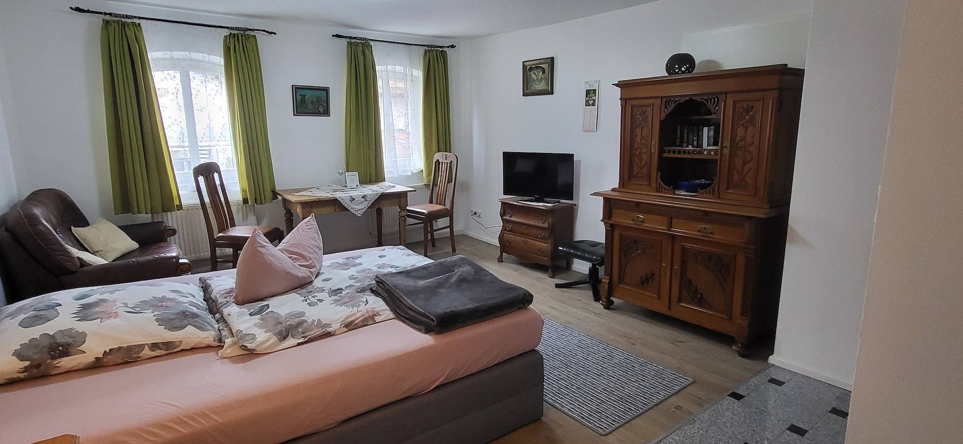 Ganze Ferienwohnung, Ferienwohnungen Heinrichsberger - Apartment Roswitha mit Badewanne und Blick auf den Bach in Bad Aibling, Landkreis Rosenheim