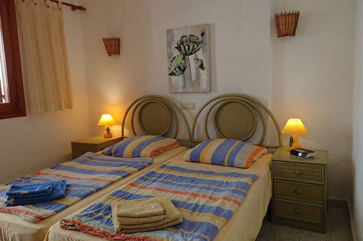 Appartement entier, Apartment with sun terrace and panoramic sea view, 5 min. from harbor + beach in Playa de los Guíos, Santiago del Teide