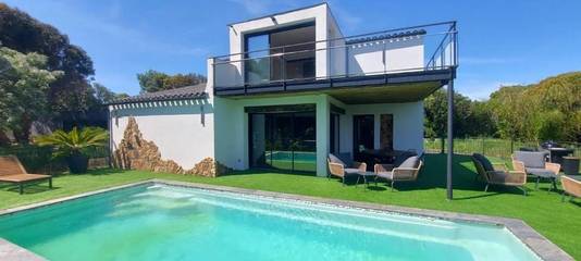 Location de vacances pour 23 personnes, avec piscine ainsi que jardin et vue à Cauro