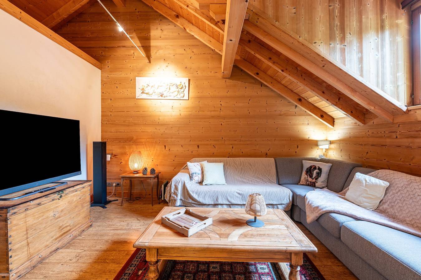 Apartamento entero, Apartamento "Locdecharme" con vistas a la montaña, terraza privada y Wi-Fi in Les Clefs, Región de Annecy