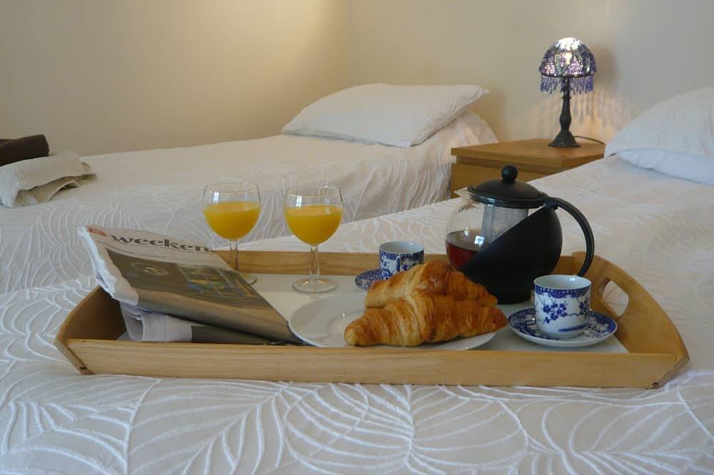 Appartement entier, 4 * spacieux Gite Appartement avec des vues fantastiques et piscine chauffée, enfants in Prayssac, Quercy