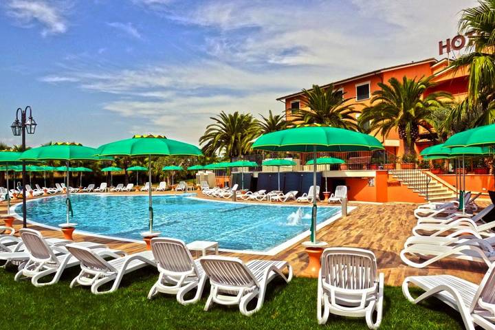 Appartamento per 4 persone, con Terrazza e Giardino nonché Piscina per bambini e Piscina a Villa Rosa