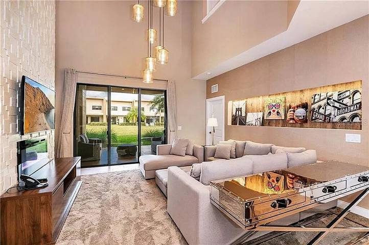 Vacation home for 10 people, with yard and terrace as well as pool by Disney World