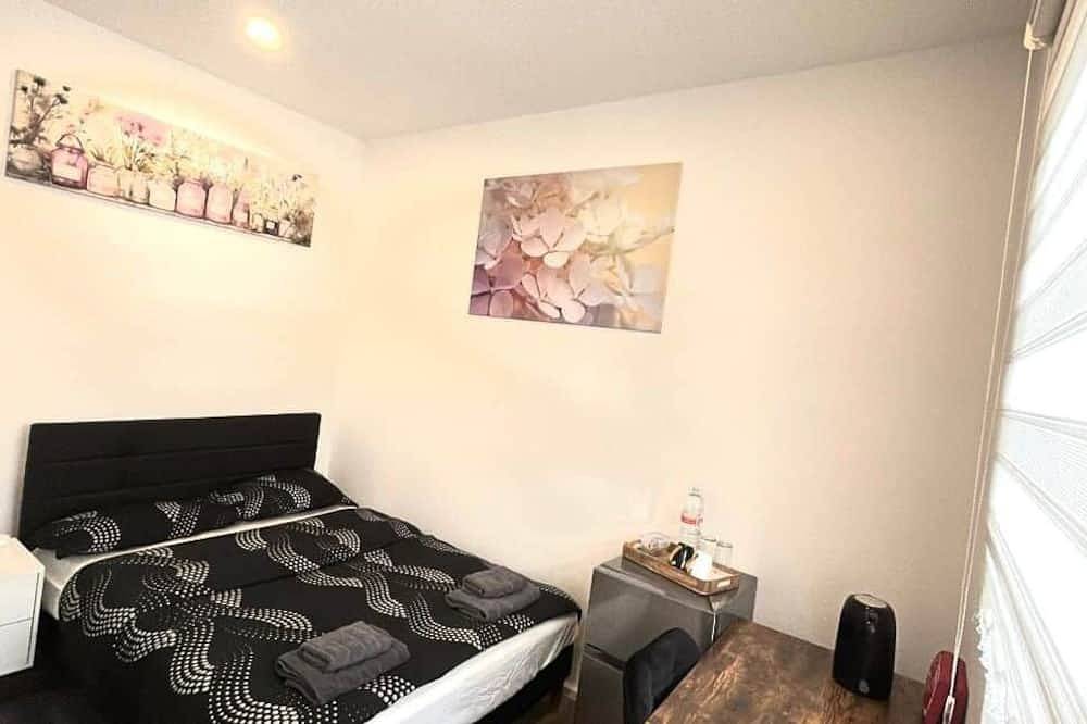 Double room with bed, desk and refrigerator. room :11 in Wuppertal, Bergisch region