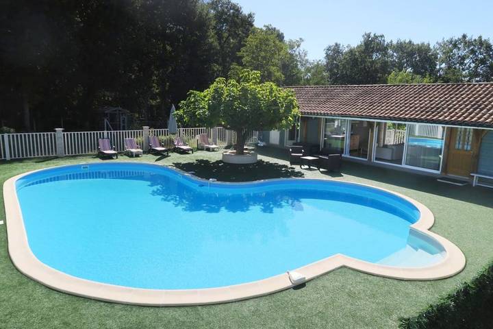 Location de vacances pour 6 personnes, avec Terrasse ainsi que Jardin et Piscine à Saint-Justin