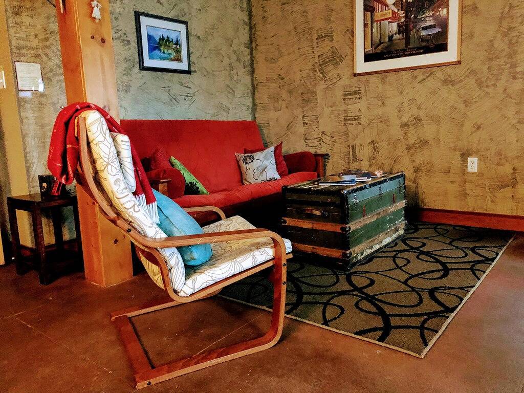 Ganze Wohnung, Wheelchair Accessible 2 Br Downtown Suite: Urban Comfort - Pet Friendly. in Nelson (Britisch-Kolumbien), Whitewater Ski Resort