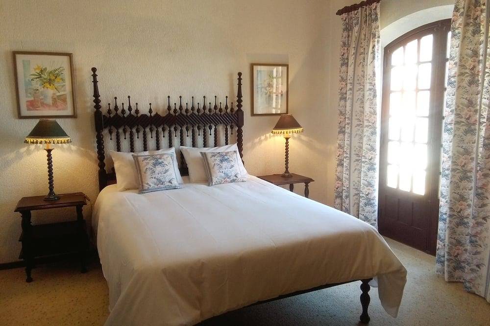 3 bedroom villa with excellent sea and beach views in Salir do Porto, Tornada e Salir do Porto