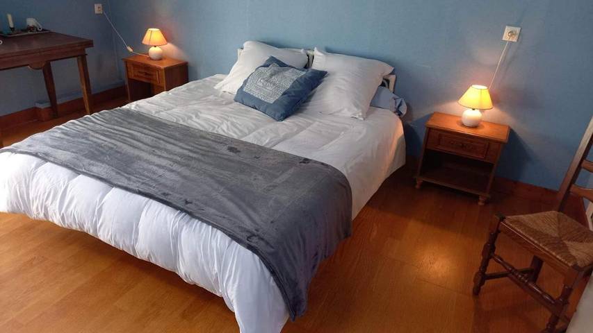 Maison d’hôte pour 4 personnes, avec vue et terrasse dans Joux-la-Ville