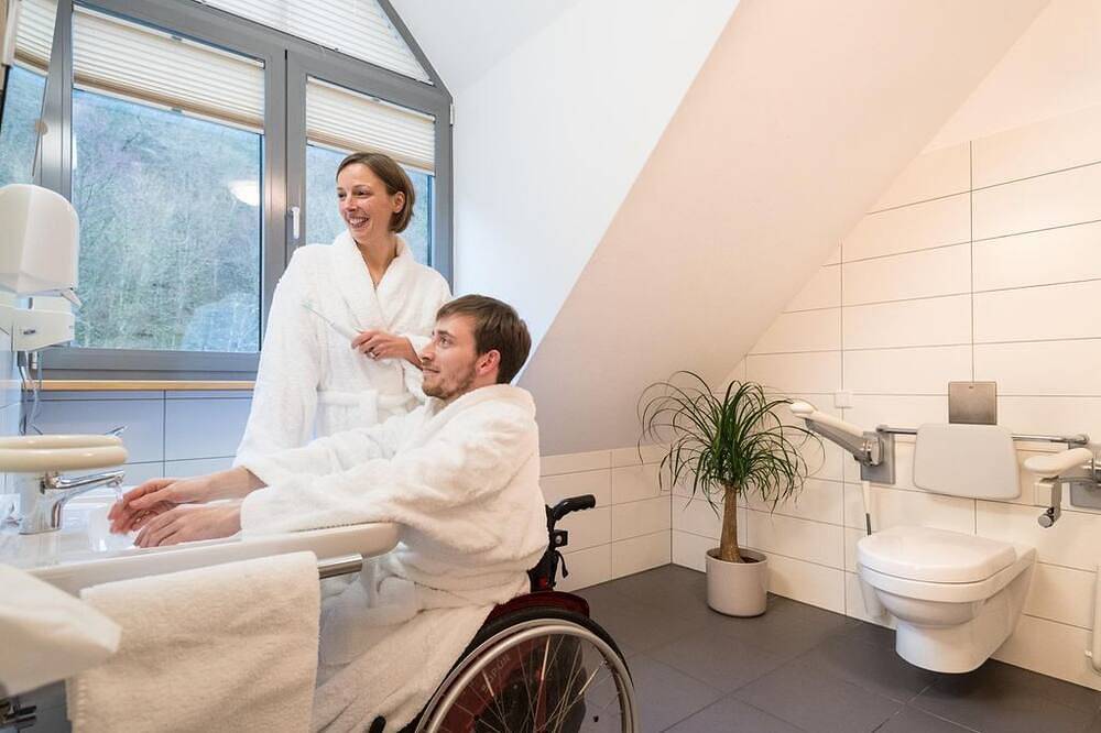Zweibettzimmer rollstuhlgerecht - euvea Freizeit- und Tagungshotel ggmbh in Neuerburg, Eifelkreis Bitburg-Prüm