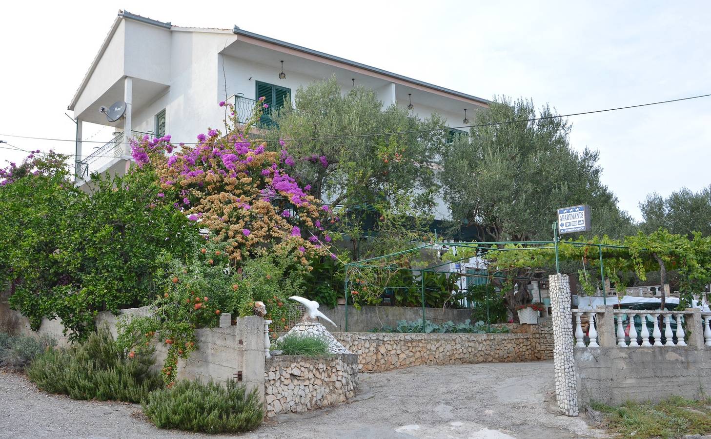 Ganze Wohnung, 1-Zimmer-Ferienwohnung mit Terrasse und Meerblick Poljica, Trogir A-12653-b in Poljica, Split-Dalmatien