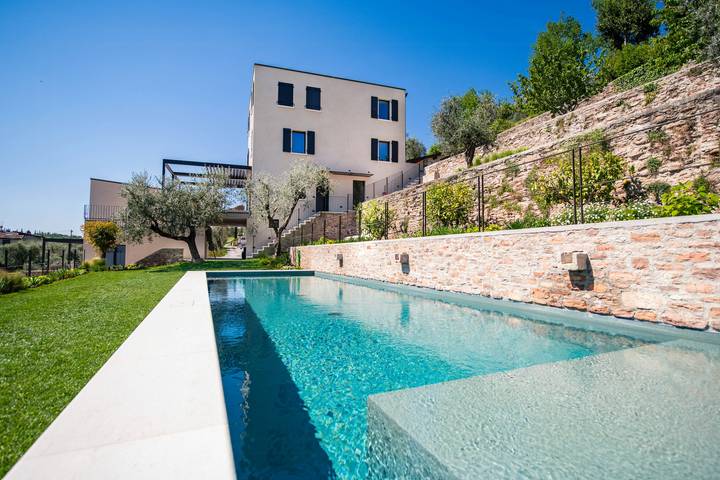 Ferienwohnung für 4 Personen, mit Terrasse und Garten in Gargnano