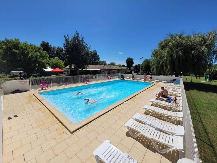 Camping pour 4 personnes, avec jardin ainsi que vue et piscine à Vendays-Montalivet - 3