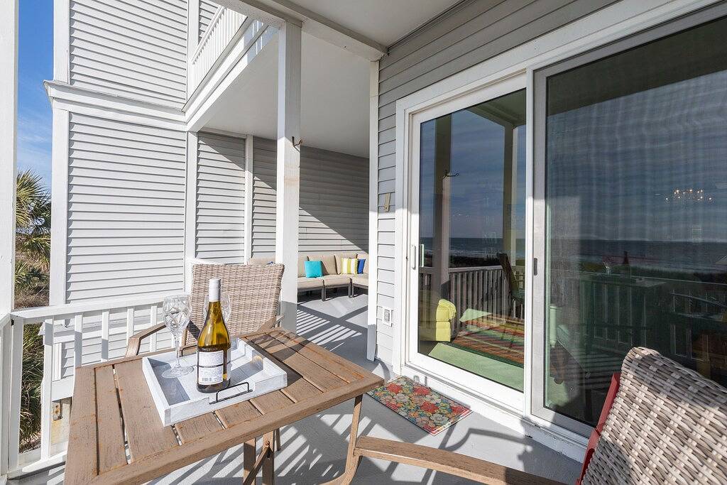 Ganze Wohnung, Seacoast 2 - Folly Happy - Ocean Views - 2 Blocks from Center Street in Folly Beach, Charleston County