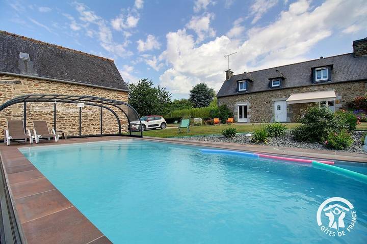 Gîte pour 6 personnes, avec piscine ainsi que jardin et terrasse