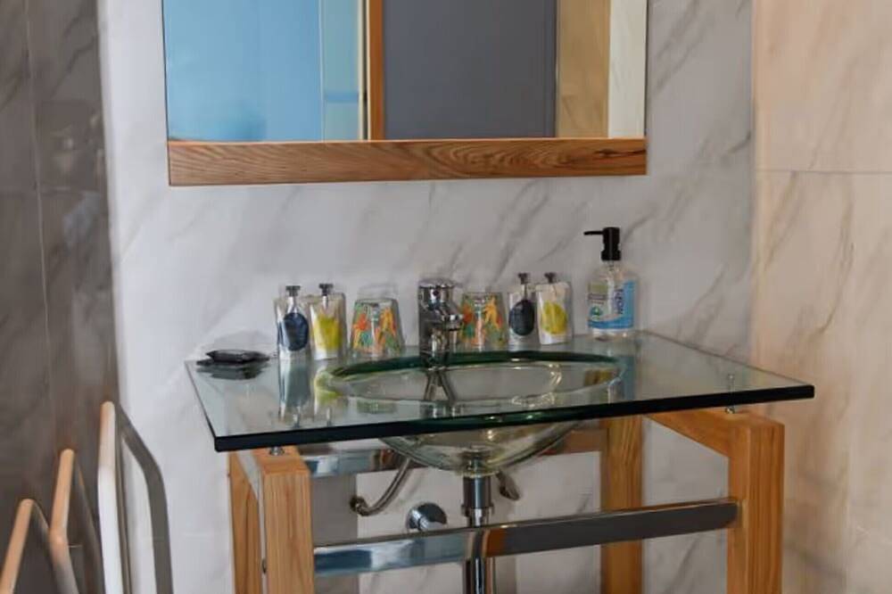 Guest Room “Chambre du bas” with Shared Pool, Terrace, and Wi-Fi in Mios, Arcachon region