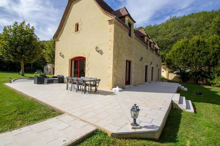 Location de vacances pour 8 personnes, avec piscine ainsi que terrasse et jardin à Badefols-sur-Dordogne - 3