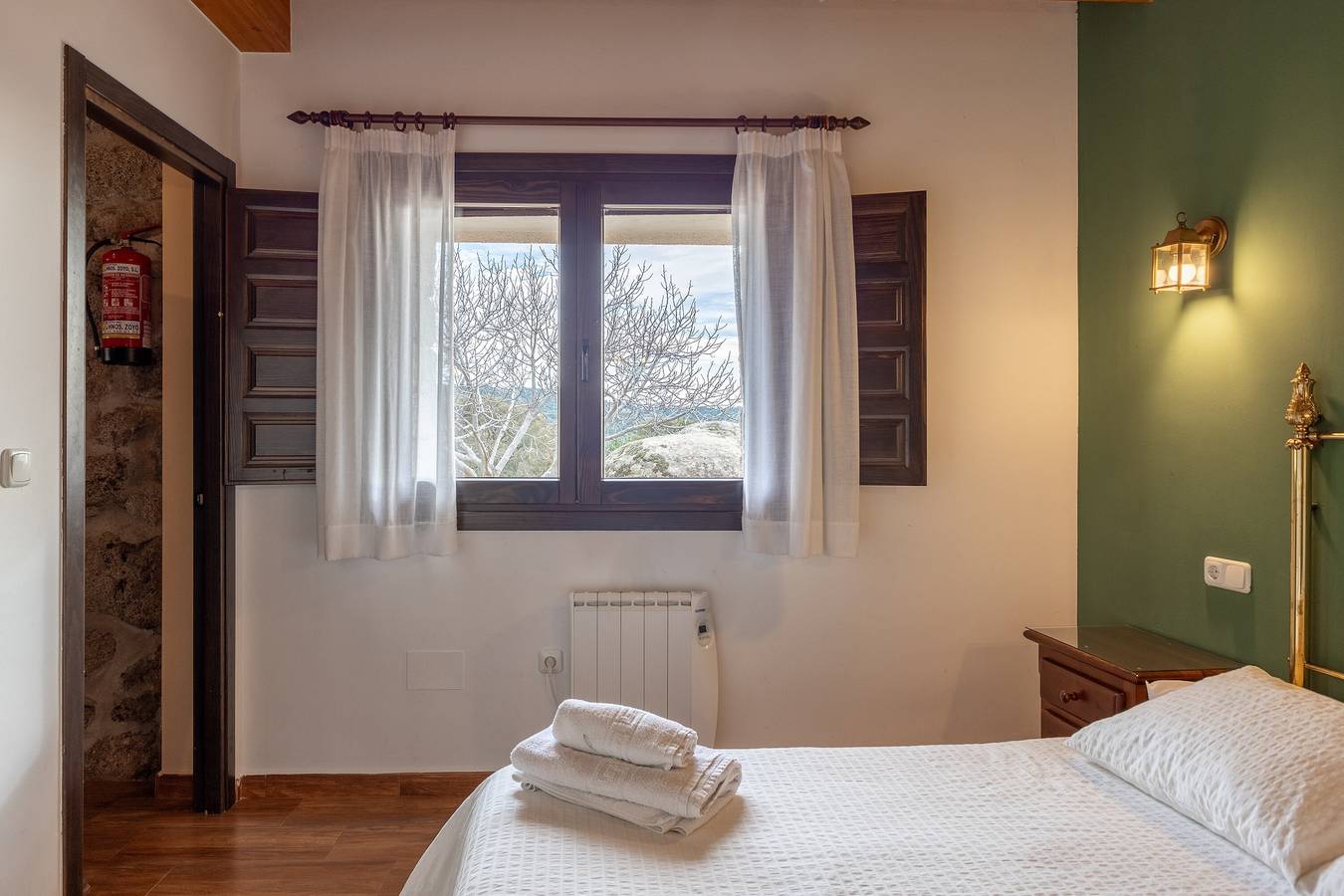 Ganze Wohnung, Ferienwohnung 'Casa De Piedra' mit Gemeinschaftspool, privater Terrasse und Wlan in Fresnedillas de la Oliva, Madrid Province