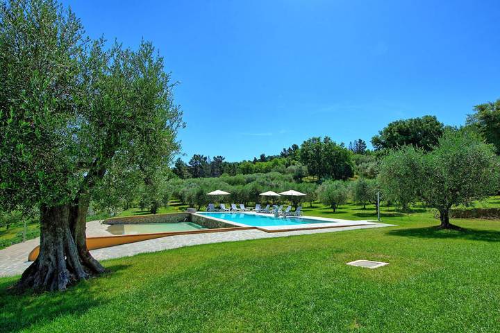 Villa for 15 people, with balcony and pool in Umbria