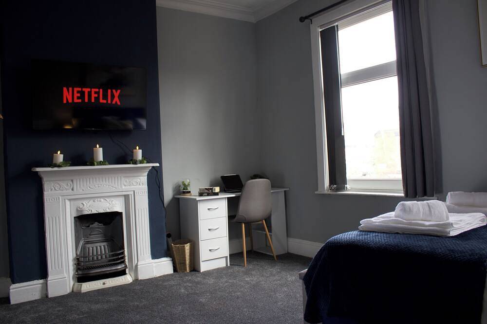 Modern 3Br Stay for 8 | Easy City Access + Parking + Pool Table for Family Fun in Manchester, Greater Manchester