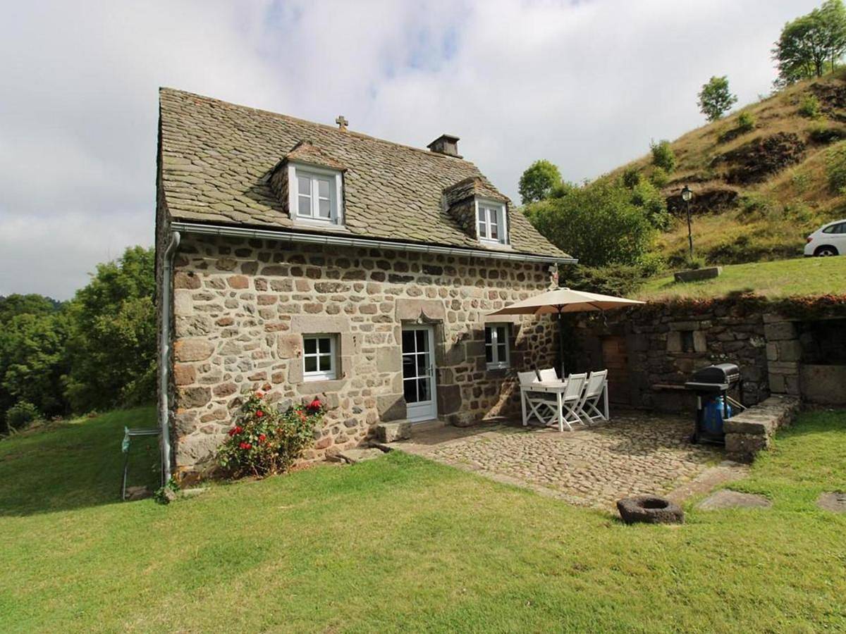Charmante maison au cœur du Parc des Volcans d'Auvergne, idéale pour 4 pers avec cheminée et jardin - Fr-1-742-371 in Albepierre-Bredons, Parc naturel régional des Volcans d'Auvergne