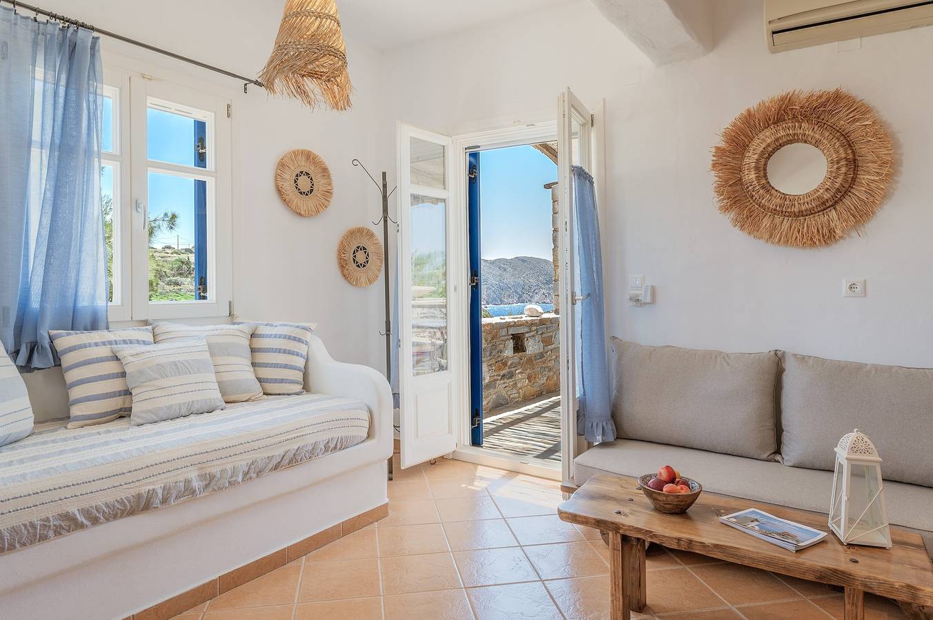 Entire studio, Studio Apartment 'Suite No 1' with Sea View, Wi-Fi and Air Conditioning in Syros