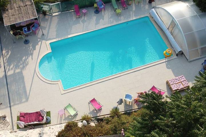 Gîte pour 5 personnes, avec Balcon et Jacuzzi ainsi que Jardin et Piscine