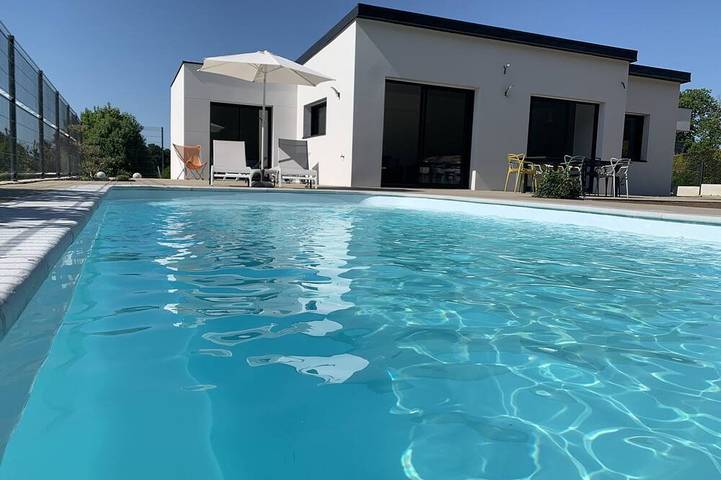 Gîte pour 8 personnes, avec terrasse ainsi que jacuzzi et jardin à Le Trévoux